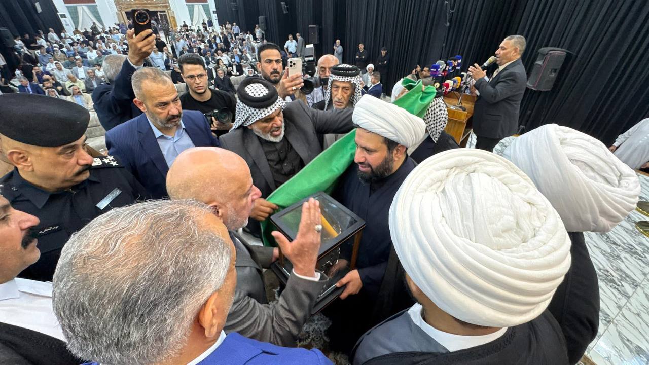 الحاج أبو شهد الطائي كفيل قصر الامام الحسن ع يكرم الشيخ سامي المسعودي رئيس هيئة الحج والعمرة